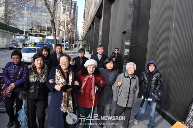2011년 12월 할머니 홀로코스트 일본대표부 항의방문.jpg