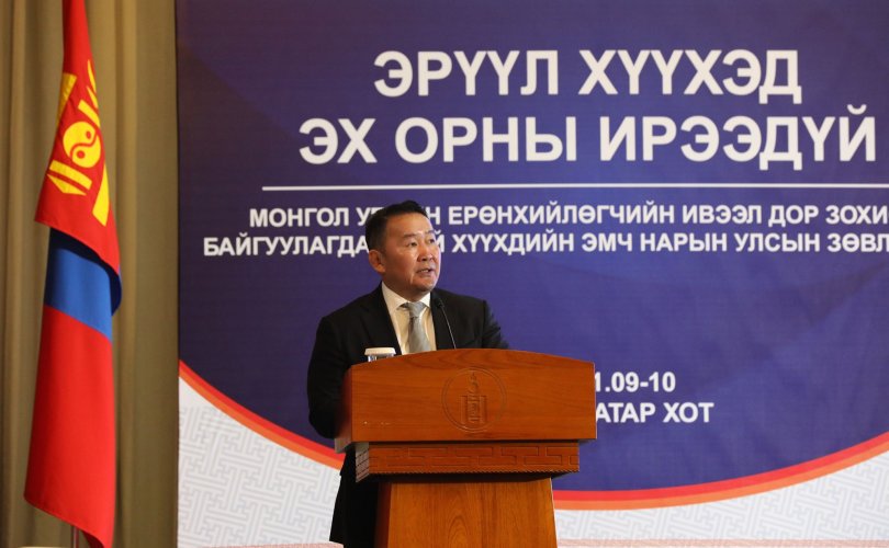 Kh. Battulga 대통령 “건강 아이 몽골의 미래” 소아 전문의들 콘퍼런스에 참여.jpg