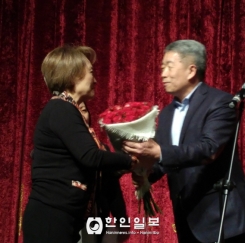 여성의 날을 축하하는 김로만 회장