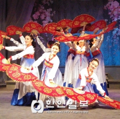 고려극장 가무단의 '여성의 날 ' 축하 공연