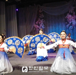고려극장 가무단의 '여성의 날' 축하 공연