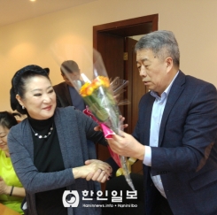 '세계여성의 날' 축하하는 김로만 고려인협회장